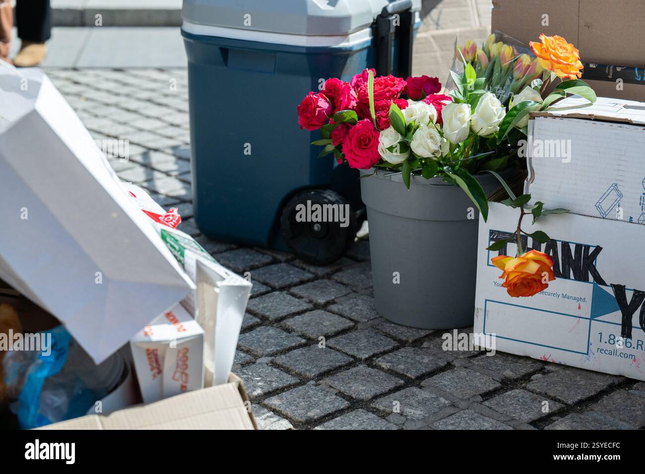 Washington, Usa. Februar 2025. Blumen bei einer Kundgebung vor USAID-Büros als entlassene Mitarbeiter erhielten am Donnerstag und Freitag 15 Minuten Zeit, um ihre Sachen und Schreibtische in Washington, DC am Freitag, den 28. Februar 2025, zu räumen. Foto: Annabelle Gordon/UPI Credit: UPI/Alamy Live News Stockfoto