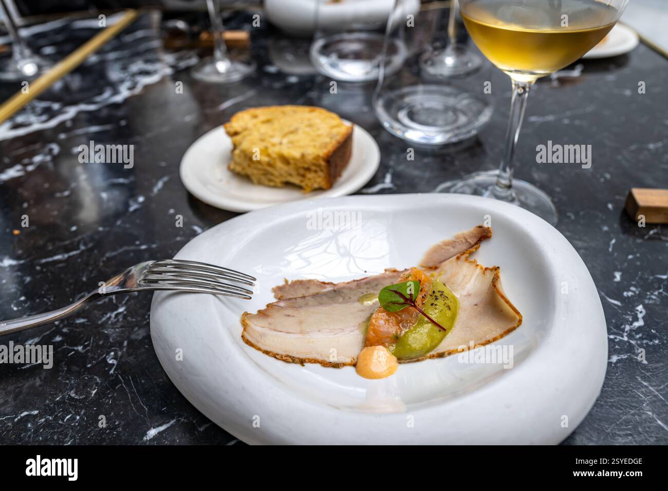 Genießen Sie ein raffiniertes Verkostungsmenü mit iberischem Schweinefleisch und Jerez-Weinen in einem feinen Restaurant in Sevilla, Spanien. Stockfoto