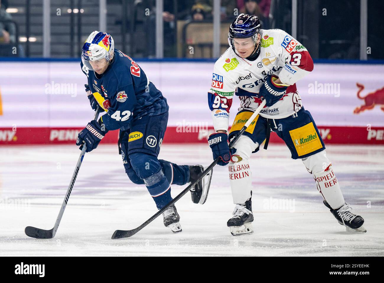 München, Deutschland. Februar 2025. Kampf um den Puck/Zweikampf zwischen Yasin Ehliz (EHC Red Bull Muenchen, #42) und Leonhard Pfoederl (Eisbaeren Berlin, #93). GER, EHC Red Bull München vs. Eisbaeren Berlin, Eishockey, DEL, 49. Spieltag, Saison 2024/2025, 28.02.2025. Foto: Eibner-Pressefoto/Heike feiner Credit: dpa/Alamy Live News Stockfoto