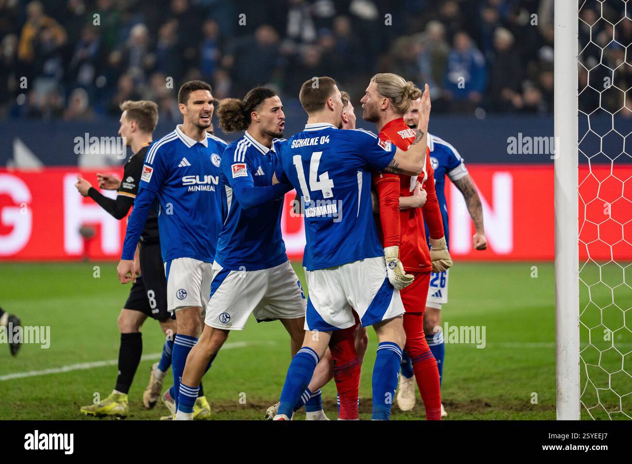 28.02.2025, Veltins Arena, Gelsenkirchen, GER, 2. FBL FC Schalke 04 vs Preußen Münster/Münster im Bild: Loris Karius (FC Schalke 04, #27) jubelt mit Faust nach seiner Parade, gehaltener Ball, Gestik, Mimik, Emotionen, schreit, Jubelt mit der Mannschaft, Tomáö Kalas (FC Schalke 04, #26) Derry John Murkin (FC Schalke 04, #5) Taylan Bulut (FC Schalke 04, #31) Foto © nordphoto GmbH/Christian Schulze DFL-Vorschriften verbieten die Verwendung von Fotografien als Bildsequenzen und/oder Quasi-Video Stockfoto 28.02.2025, Veltins Arena, Gelsenkirchen, GER, 2. FBL FC Schalke 04 vs Preußen Münster/Münster im Bild: Loris Karius (FC Schalke 04, #27) jubelt mit Faust nach seiner Parade, gehaltener Ball, Gestik, Mimik, Emotionen, schreit, Jubelt mit der Mannschaft, Tomáö Kalas (FC Schalke 04, #26) Derry John Murkin (FC Schalke 04, #5) Taylan Bulut (FC Schalke 04, #31) Foto © nordphoto GmbH/Christian Schulze DFL-Vorschriften verbieten die Verwendung von Fotografien als Bildsequenzen und/oder Quasi-Video Stockfoto