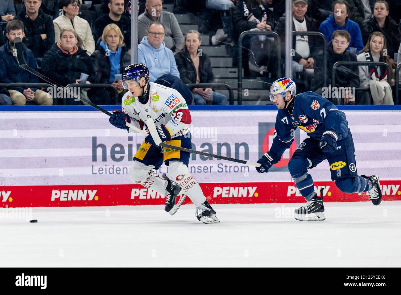 München, Deutschland. Februar 2025. Leonhard Pfoederl (Eisbaeren Berlin, #93) verfolgt von Taro Hirose (EHC Red Bull Muenchen, #17). GER, EHC Red Bull München vs. Eisbaeren Berlin, Eishockey, DEL, 49. Spieltag, Saison 2024/2025, 28.02.2025. Foto: Eibner-Pressefoto/Heike feiner Credit: dpa/Alamy Live News Stockfoto