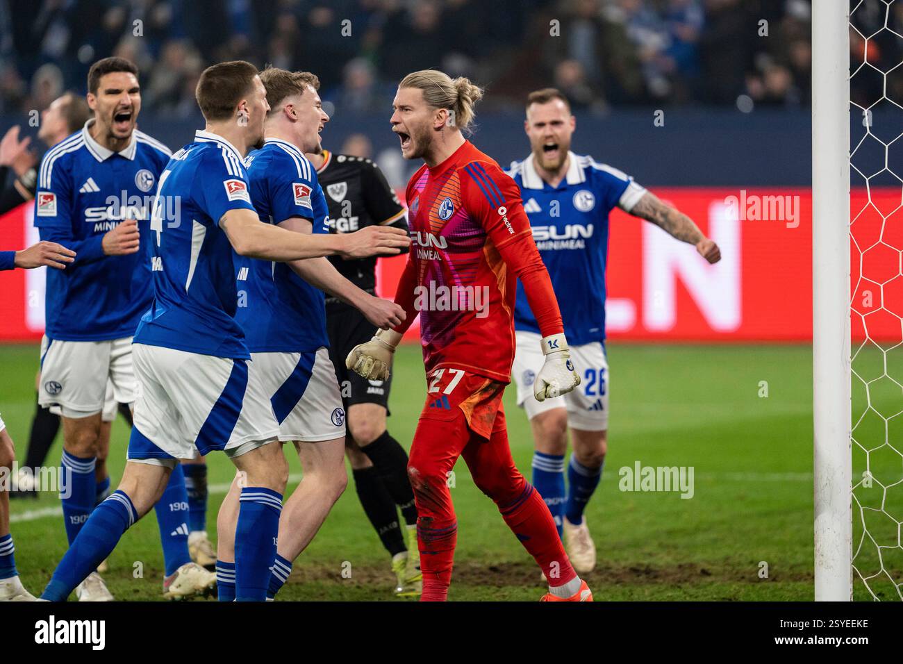 28.02.2025, Veltins Arena, Gelsenkirchen, GER, 2. FBL FC Schalke 04 vs Preußen Münster/Münster im Bild: Loris Karius (FC Schalke 04, #27) jubelt mit Faust nach seiner Parade, gehaltener Ball, Gestik, Mimik, Emotionen, schreit, Jubelt mit der Mannschaft, Tomáö Kalas (FC Schalke 04, #26) Derry John Murkin (FC Schalke 04, #5) Foto © nordphoto GmbH/Christian Schulze DFL-Vorschriften verbieten die Verwendung von Fotografien als Bildsequenzen und/oder Quasi-Video Stockfoto 28.02.2025, Veltins Arena, Gelsenkirchen, GER, 2. FBL FC Schalke 04 vs Preußen Münster/Münster im Bild: Loris Karius (FC Schalke 04, #27) jubelt mit Faust nach seiner Parade, gehaltener Ball, Gestik, Mimik, Emotionen, schreit, Jubelt mit der Mannschaft, Tomáö Kalas (FC Schalke 04, #26) Derry John Murkin (FC Schalke 04, #5) Foto © nordphoto GmbH/Christian Schulze DFL-Vorschriften verbieten die Verwendung von Fotografien als Bildsequenzen und/oder Quasi-Video Stockfoto