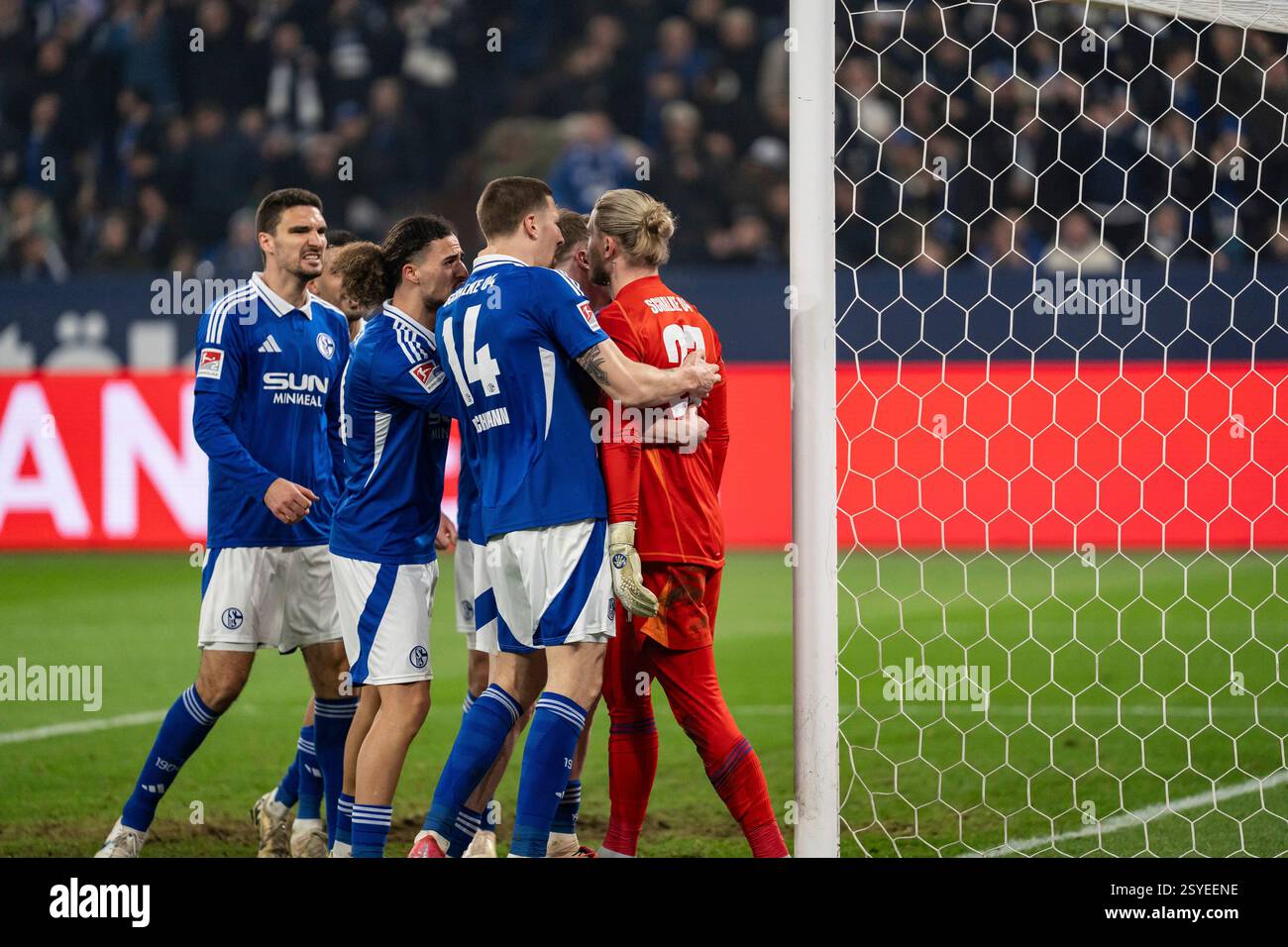 28.02.2025, Veltins Arena, Gelsenkirchen, GER, 2. FBL FC Schalke 04 vs Preußen Münster/Münster im Bild: Loris Karius (FC Schalke 04, #27) jubelt mit Faust nach seiner Parade, gehaltener Ball, Gestik, Mimik, Emotionen, schreit, Jubelt mit der Mannschaft, Tomáö Kalas (FC Schalke 04, #26) Derry John Murkin (FC Schalke 04, #5) Taylan Bulut (FC Schalke 04, #31) Foto © nordphoto GmbH/Christian Schulze DFL-Vorschriften verbieten die Verwendung von Fotografien als Bildsequenzen und/oder Quasi-Video Stockfoto 28.02.2025, Veltins Arena, Gelsenkirchen, GER, 2. FBL FC Schalke 04 vs Preußen Münster/Münster im Bild: Loris Karius (FC Schalke 04, #27) jubelt mit Faust nach seiner Parade, gehaltener Ball, Gestik, Mimik, Emotionen, schreit, Jubelt mit der Mannschaft, Tomáö Kalas (FC Schalke 04, #26) Derry John Murkin (FC Schalke 04, #5) Taylan Bulut (FC Schalke 04, #31) Foto © nordphoto GmbH/Christian Schulze DFL-Vorschriften verbieten die Verwendung von Fotografien als Bildsequenzen und/oder Quasi-Video Stockfoto