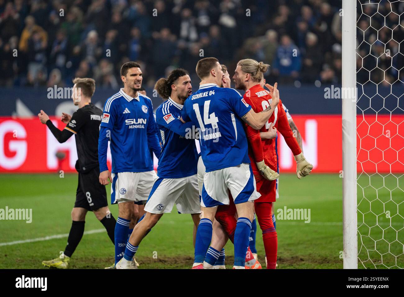 28.02.2025, Veltins Arena, Gelsenkirchen, GER, 2. FBL FC Schalke 04 vs Preußen Münster/Münster im Bild: Loris Karius (FC Schalke 04, #27) jubelt mit Faust nach seiner Parade, gehaltener Ball, Gestik, Mimik, Emotionen, schreit, Jubelt mit der Mannschaft, Tomáö Kalas (FC Schalke 04, #26) Derry John Murkin (FC Schalke 04, #5) Taylan Bulut (FC Schalke 04, #31) Foto © nordphoto GmbH/Christian Schulze DFL-Vorschriften verbieten die Verwendung von Fotografien als Bildsequenzen und/oder Quasi-Video Stockfoto 28.02.2025, Veltins Arena, Gelsenkirchen, GER, 2. FBL FC Schalke 04 vs Preußen Münster/Münster im Bild: Loris Karius (FC Schalke 04, #27) jubelt mit Faust nach seiner Parade, gehaltener Ball, Gestik, Mimik, Emotionen, schreit, Jubelt mit der Mannschaft, Tomáö Kalas (FC Schalke 04, #26) Derry John Murkin (FC Schalke 04, #5) Taylan Bulut (FC Schalke 04, #31) Foto © nordphoto GmbH/Christian Schulze DFL-Vorschriften verbieten die Verwendung von Fotografien als Bildsequenzen und/oder Quasi-Video Stockfoto