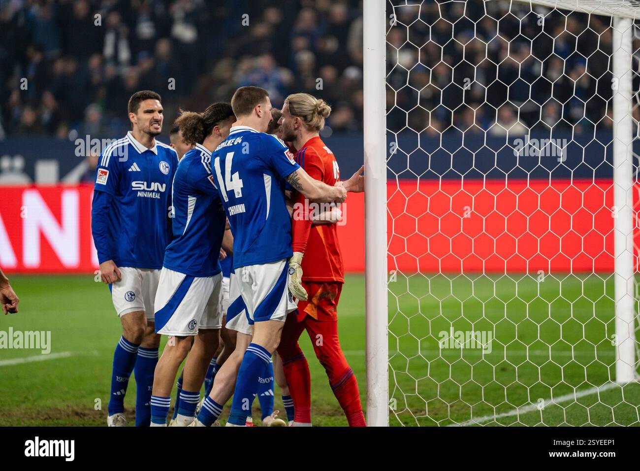 28.02.2025, Veltins Arena, Gelsenkirchen, GER, 2. FBL FC Schalke 04 vs Preußen Münster/Münster im Bild: Loris Karius (FC Schalke 04, #27) jubelt mit Faust nach seiner Parade, gehaltener Ball, Gestik, Mimik, Emotionen, schreit, Jubelt mit der Mannschaft, Tomáö Kalas (FC Schalke 04, #26) Derry John Murkin (FC Schalke 04, #5) Taylan Bulut (FC Schalke 04, #31) Foto © nordphoto GmbH/Christian Schulze DFL-Vorschriften verbieten die Verwendung von Fotografien als Bildsequenzen und/oder Quasi-Video Stockfoto 28.02.2025, Veltins Arena, Gelsenkirchen, GER, 2. FBL FC Schalke 04 vs Preußen Münster/Münster im Bild: Loris Karius (FC Schalke 04, #27) jubelt mit Faust nach seiner Parade, gehaltener Ball, Gestik, Mimik, Emotionen, schreit, Jubelt mit der Mannschaft, Tomáö Kalas (FC Schalke 04, #26) Derry John Murkin (FC Schalke 04, #5) Taylan Bulut (FC Schalke 04, #31) Foto © nordphoto GmbH/Christian Schulze DFL-Vorschriften verbieten die Verwendung von Fotografien als Bildsequenzen und/oder Quasi-Video Stockfoto