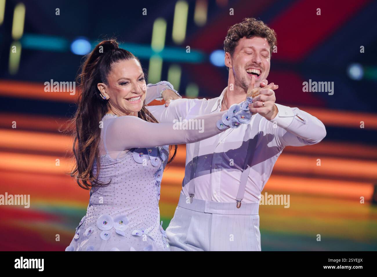 Köln, Deutschland. Februar 2025. Christine Neubauer, Schauspielerin, und Valentin Lusin, professionelle Tänzerin, tanzen in der RTL-Tanzshow „Let's Dance“ im Koloneum. Quelle: Rolf Vennenbernd/dpa/Alamy Live News Stockfoto