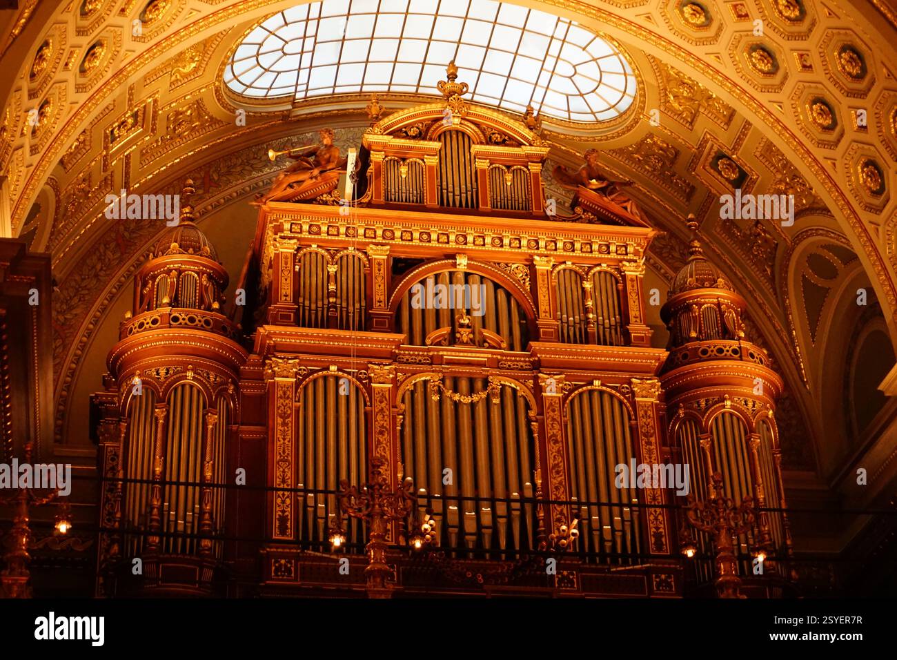 Nahaufnahme der historischen Kirchenorgel im goldenen Kirchensaal des Wahrzeichens St. Stephans Basilika von Budapest, Ungarn Stockfoto