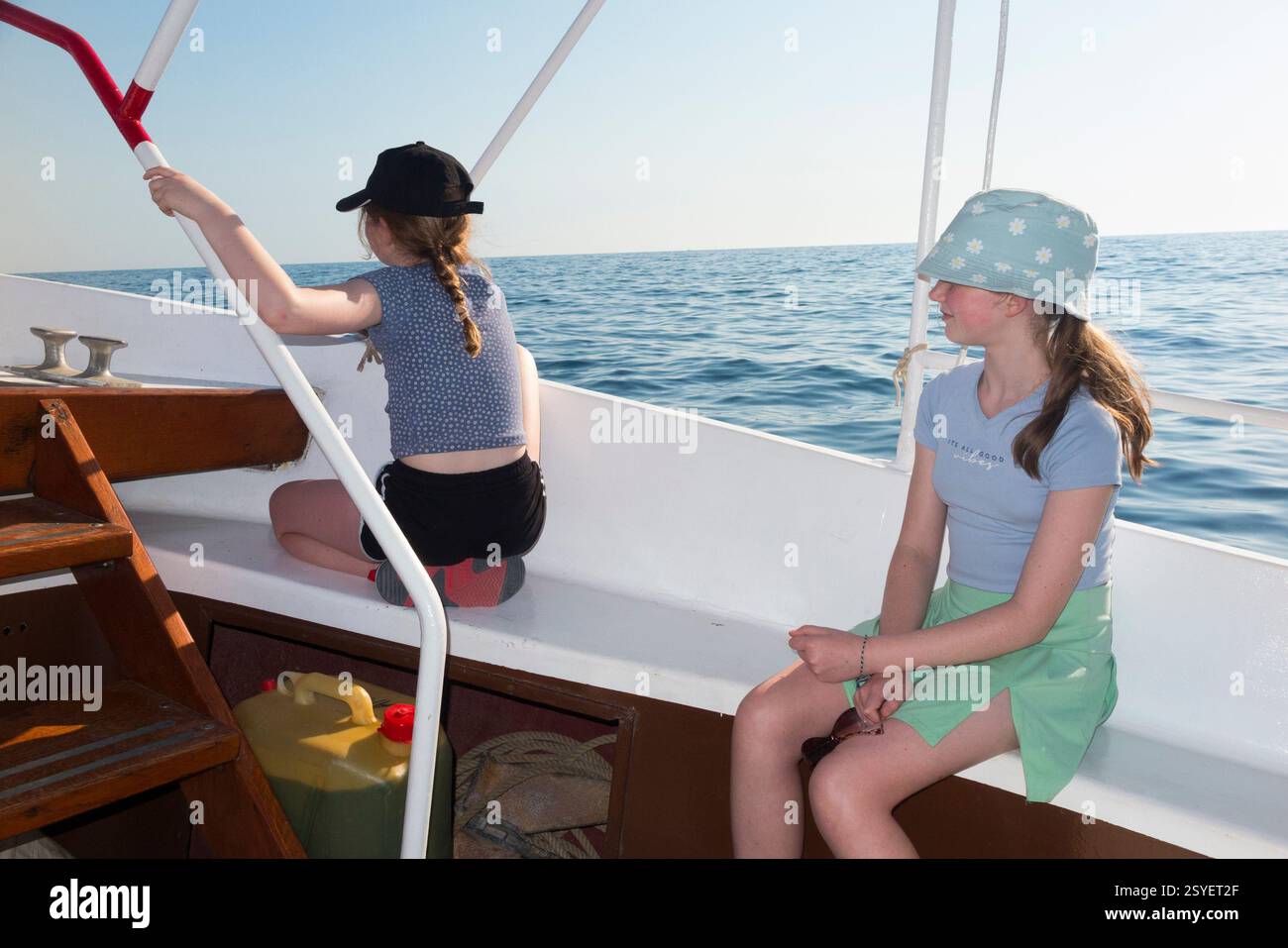 Kinder, Mädchen und Schwestern genießen einen Familienausflug ab dem alten Hafen von Dubrovnik, Kroatien, in einem Glasbodenboot, das Touristen Ausflüge rund um die Insel Lokrum und die Adria bietet. Sonniger Tag mit blauem Himmel und Sonne. (138) Stockfoto