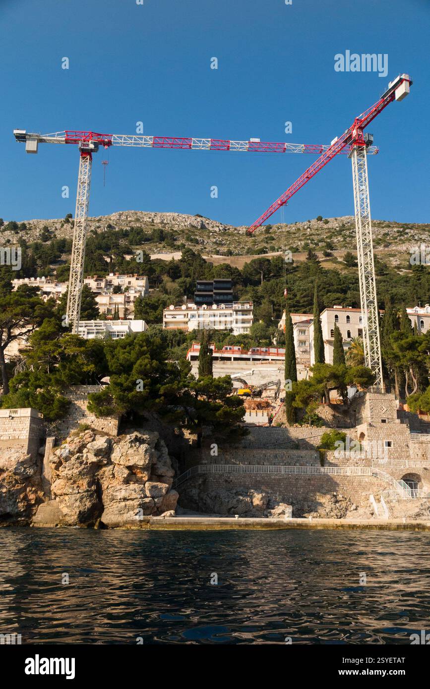 Die Küstenlinie/Küstenlinie befindet sich in kurzer Entfernung südlich der Altstadt, mit großem, exklusivem Neubau/Gebäude; Wohnungen und Wohnungen. Dubrovnik. Kroatien. Vom Meer aus gezeigt an einem sonnigen Tag mit blauem Himmel (138) Stockfoto