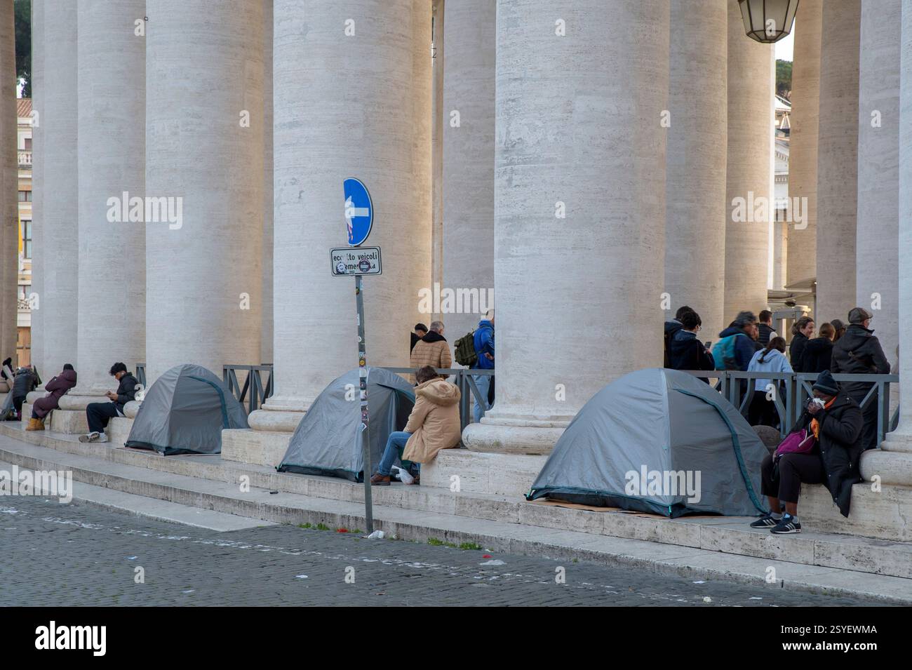 Vatikanstadt, Vatikanstaat. Februar 2025. Obdachlose bereiten sich darauf vor, die Nacht in Zelten zu verbringen, die unter Berninis Kolonnade auf dem Petersplatz in der Vatikanstadt in Rom errichtet wurden. Jeden Abend empfängt die Bernini-Kolonnade über 70 Obdachlose, die dann früh am Morgen verlegt werden. Viele haben psychiatrische Probleme und verweigern die Aufnahme in angemessenere Einrichtungen. Einige Betreiber, die sich mit der Sicherheit des Platzes befassen, melden auch Vorfälle mit Touristen. (Kreditbild: © Marcello Valeri/ZUMA Press Wire) NUR REDAKTIONELLE VERWENDUNG! Nicht für kommerzielle ZWECKE! Stockfoto