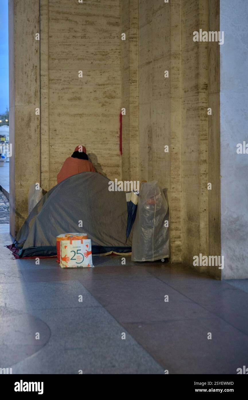 Vatikanstadt, Vatikanstaat. Februar 2025. Eine ältere Obdachlose bereitet sich darauf vor, die Nacht in dem Zelt in der Nähe des Petersplatzes in der Vatikanstadt in Rom zu verbringen. Jeden Abend empfängt die Bernini-Kolonnade über 70 Obdachlose, die dann früh am Morgen verlegt werden. Viele haben psychiatrische Probleme und verweigern die Aufnahme in angemessenere Einrichtungen. Einige Betreiber, die sich mit der Sicherheit des Platzes befassen, melden auch Vorfälle mit Touristen. (Kreditbild: © Marcello Valeri/ZUMA Press Wire) NUR REDAKTIONELLE VERWENDUNG! Nicht für kommerzielle ZWECKE! Stockfoto