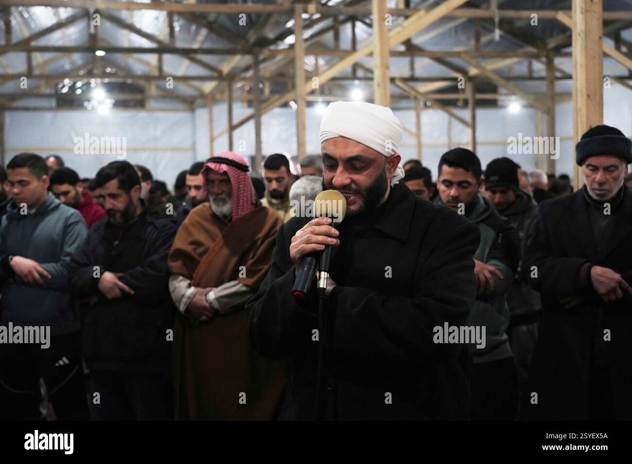 Palestinians take part in the tarawih prayer ahead of the start of the Muslim holy month of Ramadan in Gaza City, Gaza Strip, Friday, Feb. 28, 2025. (AP Photo/Abdel Kareem Hana) Stockfoto