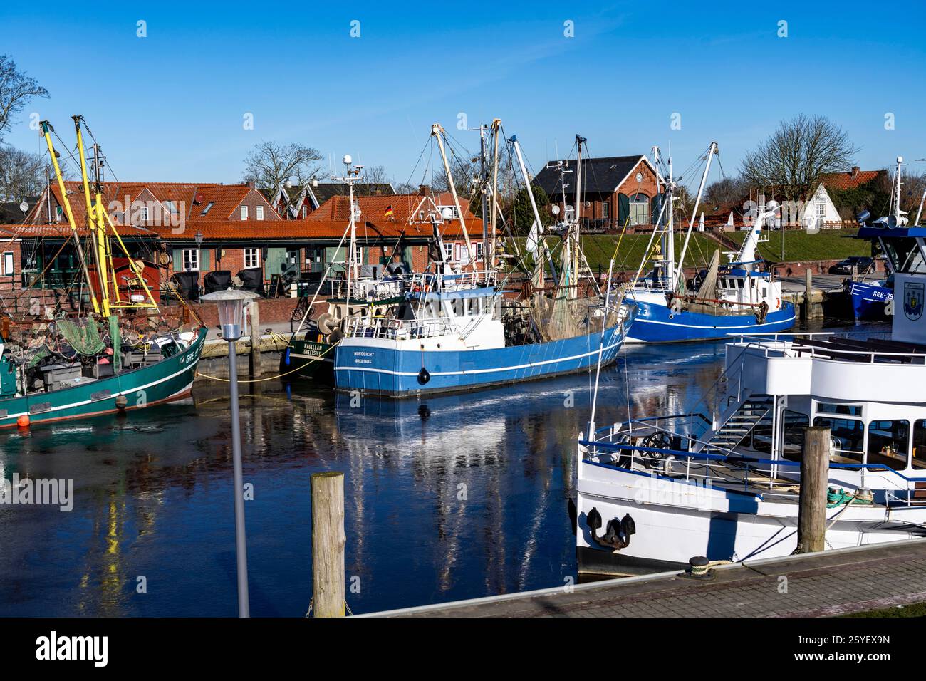 Das Fischerdorf Greetsiel, historischer Fischerhafen, mit der größten Garnelenfischflotte in Ostfriesland, historischen Häusern, Winter, teilweise f Stockfoto