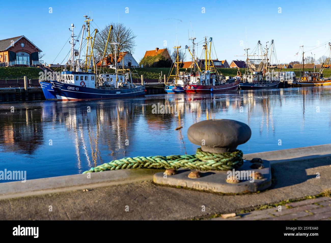 Das Fischerdorf Greetsiel, historischer Fischerhafen, mit der größten Garnelenfischflotte in Ostfriesland, historischen Häusern, Winter, teilweise f Stockfoto
