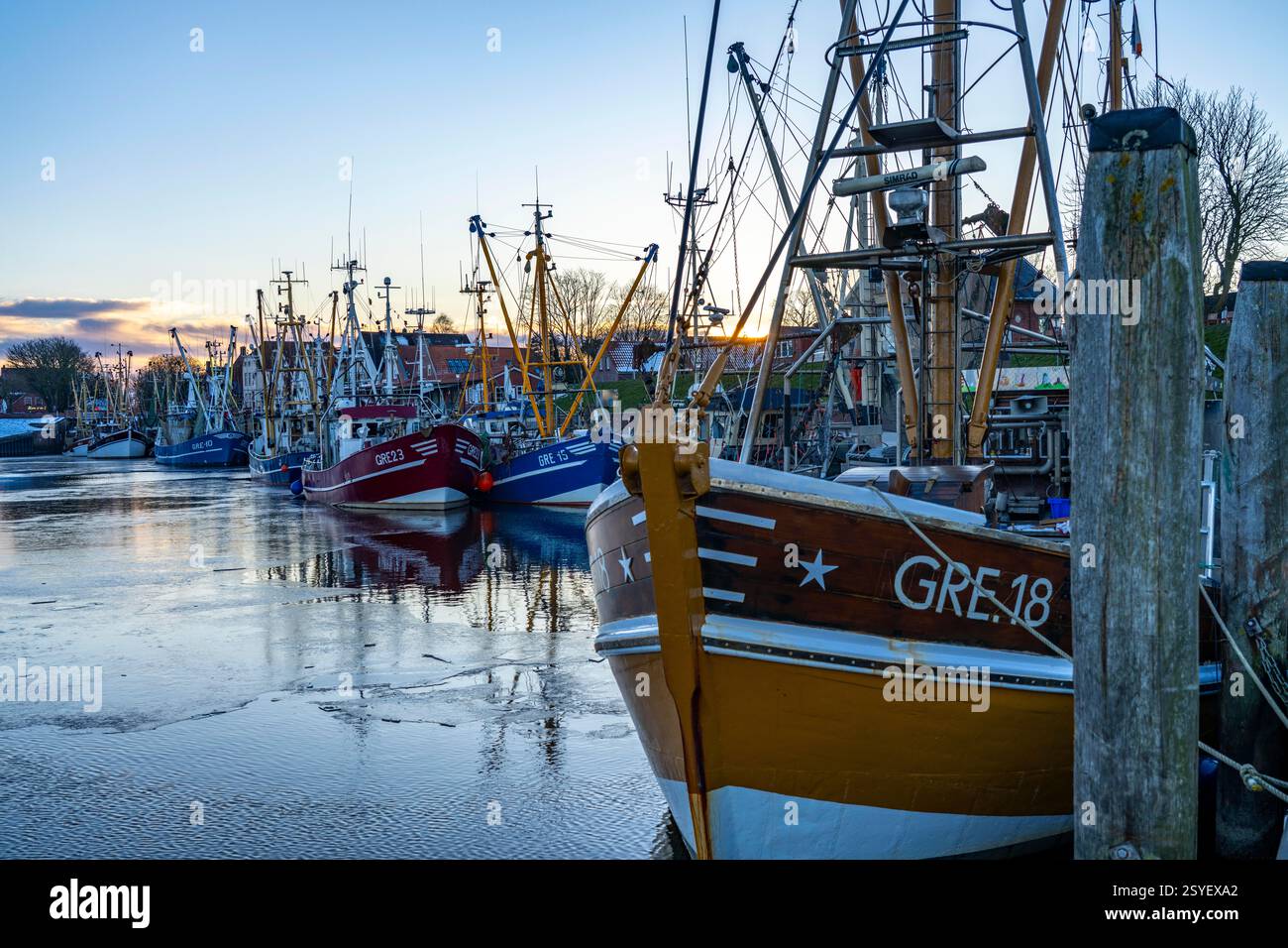 Das Fischerdorf Greetsiel, historischer Fischerhafen, mit der größten Garnelenfischflotte in Ostfriesland, historischen Häusern, Winter, teilweise f Stockfoto