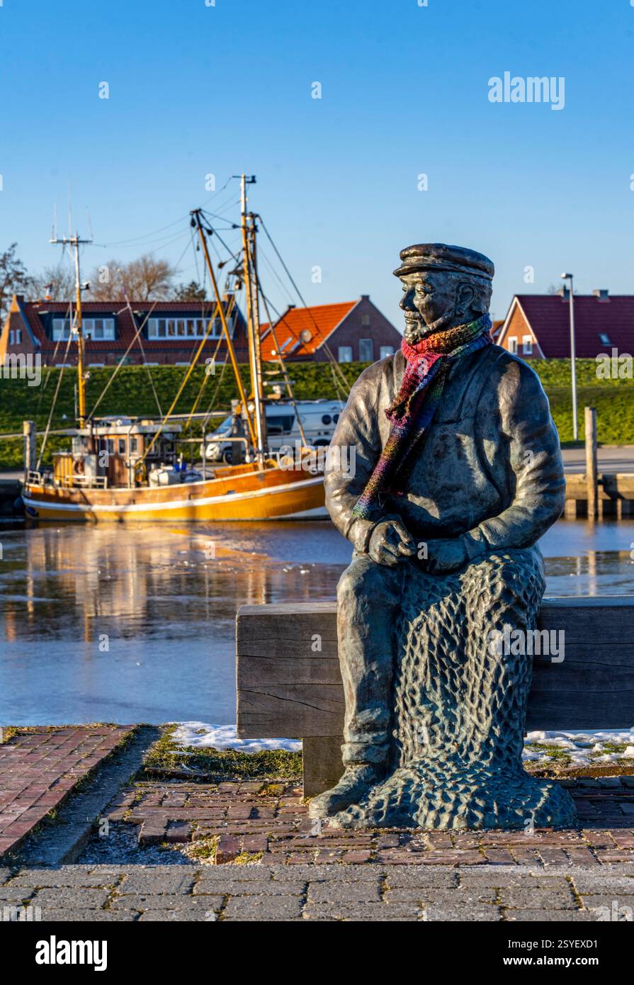 Das Fischerdorf Greetsiel, historischer Fischerhafen, mit der größten Garnelenfischflotte Ostfrieslands, historischen Häusern, Skulptur „The N Stockfoto