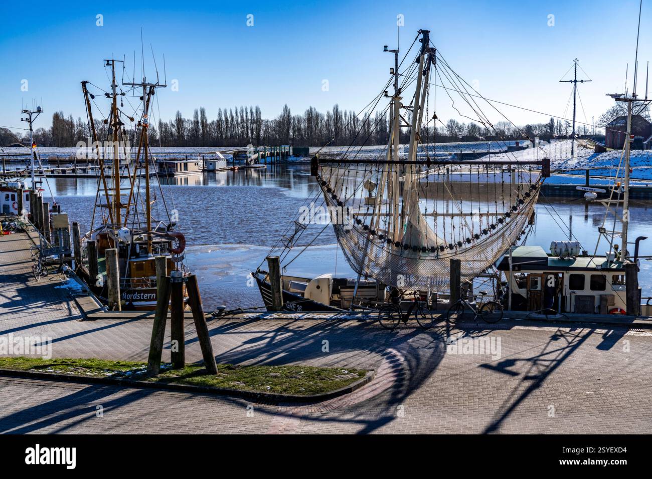 Das Fischerdorf Greetsiel, historischer Fischerhafen, mit der größten Garnelenfischflotte Ostfrieslands, Fischernetzen, Fischernetzen und Winte Stockfoto