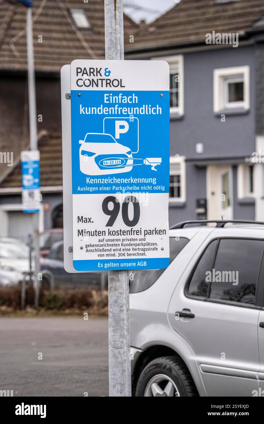 Kundenparkplatz eines Supermarktes, der Parkplatz wird von der Firma Park&Control betrieben, die Kennzeichen der Fahrzeuge werden digital registriert Stockfoto