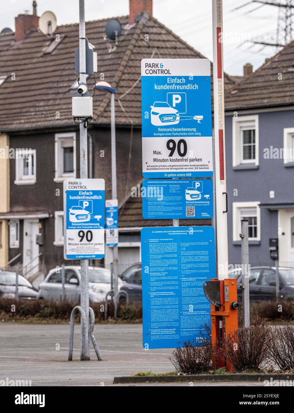 Kundenparkplatz eines Supermarktes, der Parkplatz wird von der Firma Park&Control betrieben, die Kennzeichen der Fahrzeuge werden digital registriert Stockfoto