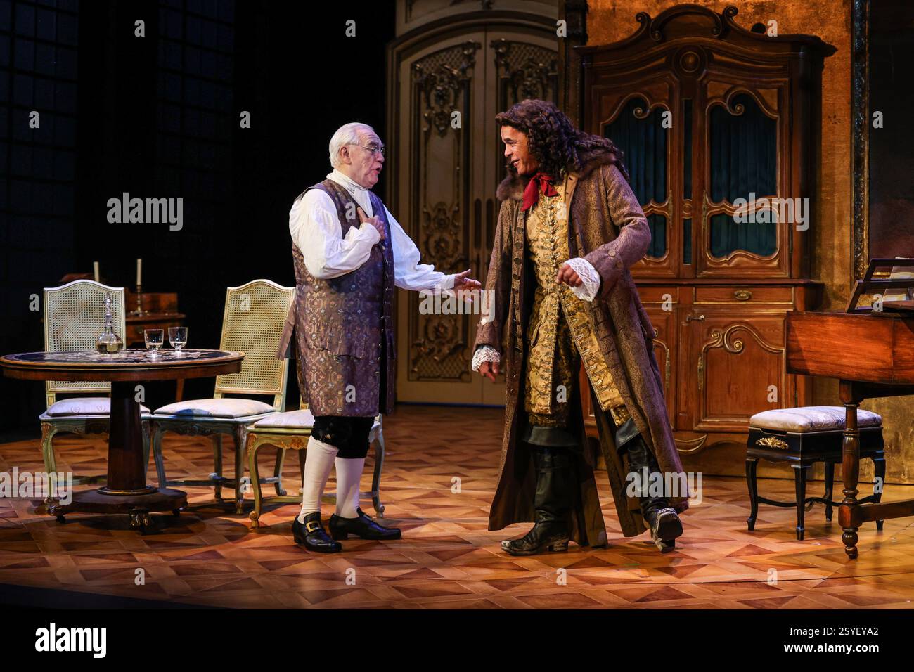 Brian Cox und Peter de Jersey wurden auf der Bühne während eines Fotoaufrufs für „The Score“ im Theatre Royal Haymarket in London gesehen. Stockfoto