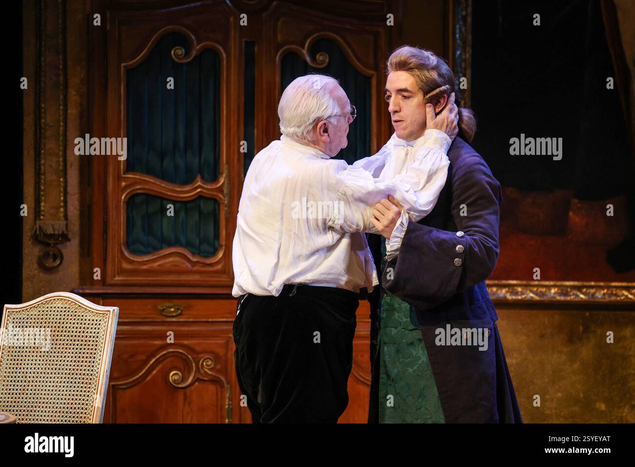 Brian Cox und Peter de Jersey wurden auf der Bühne während eines Fotoaufrufs für „The Score“ im Theatre Royal Haymarket in London gesehen. Stockfoto
