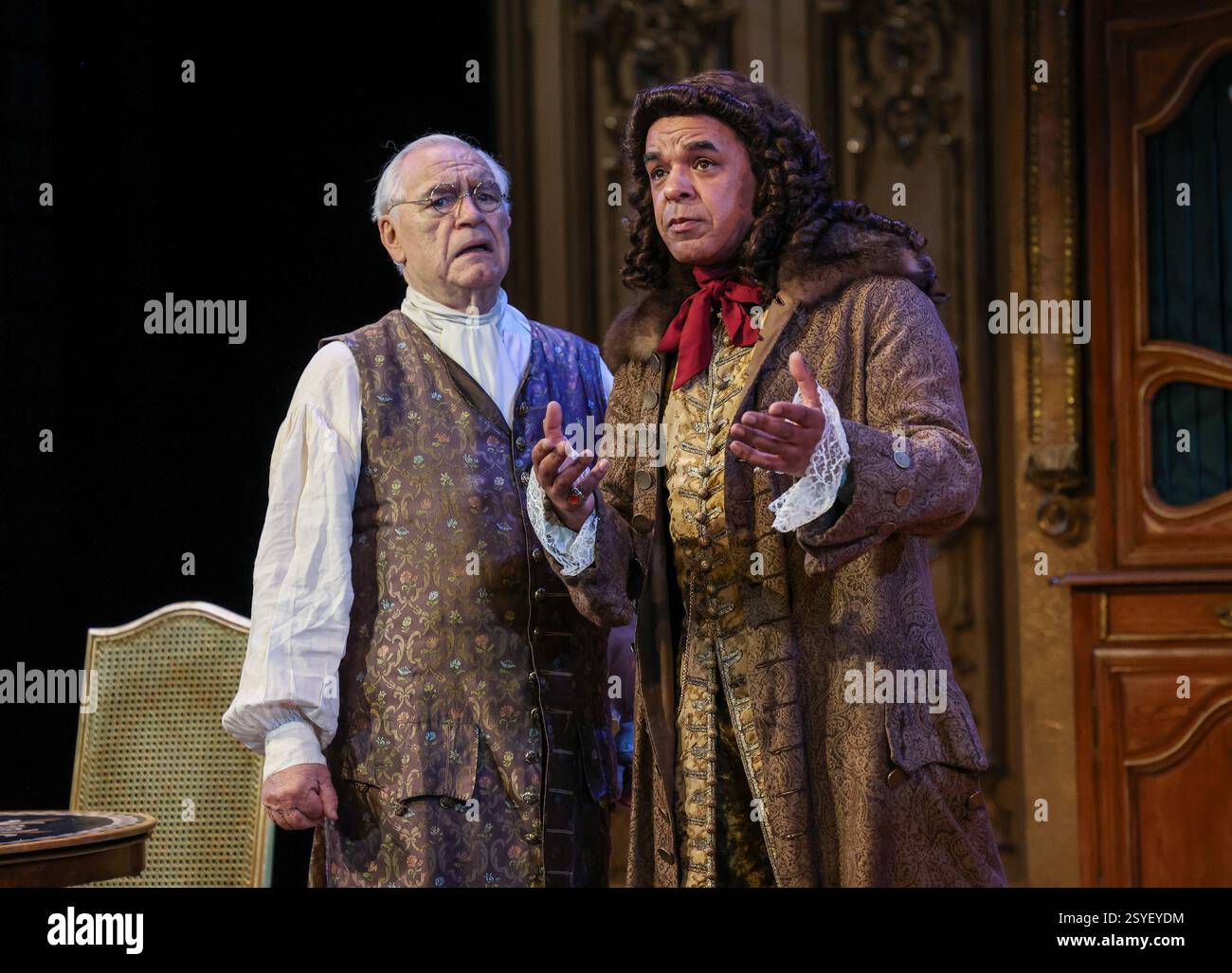 Brian Cox und Peter de Jersey wurden auf der Bühne während eines Fotoaufrufs für „The Score“ im Theatre Royal Haymarket in London gesehen. Stockfoto