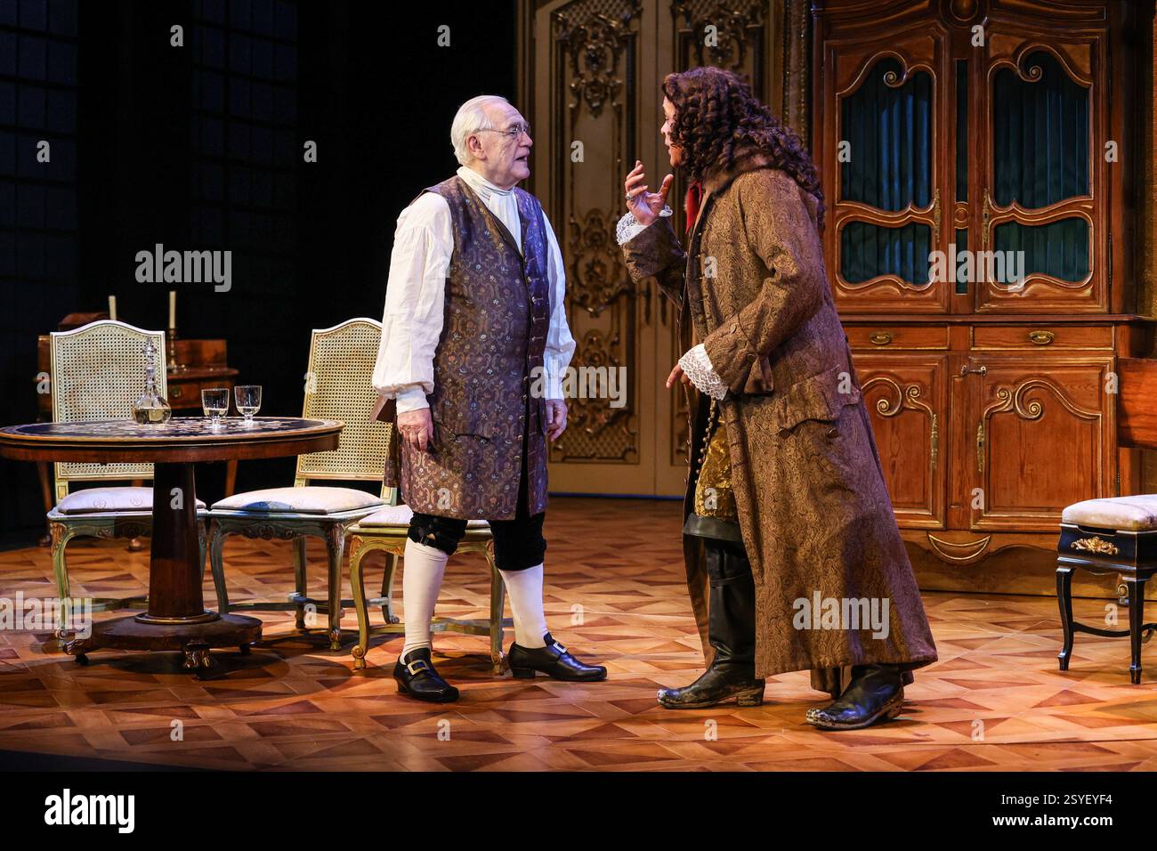 Brian Cox und Peter de Jersey wurden auf der Bühne während eines Fotoaufrufs für „The Score“ im Theatre Royal Haymarket in London gesehen. Stockfoto