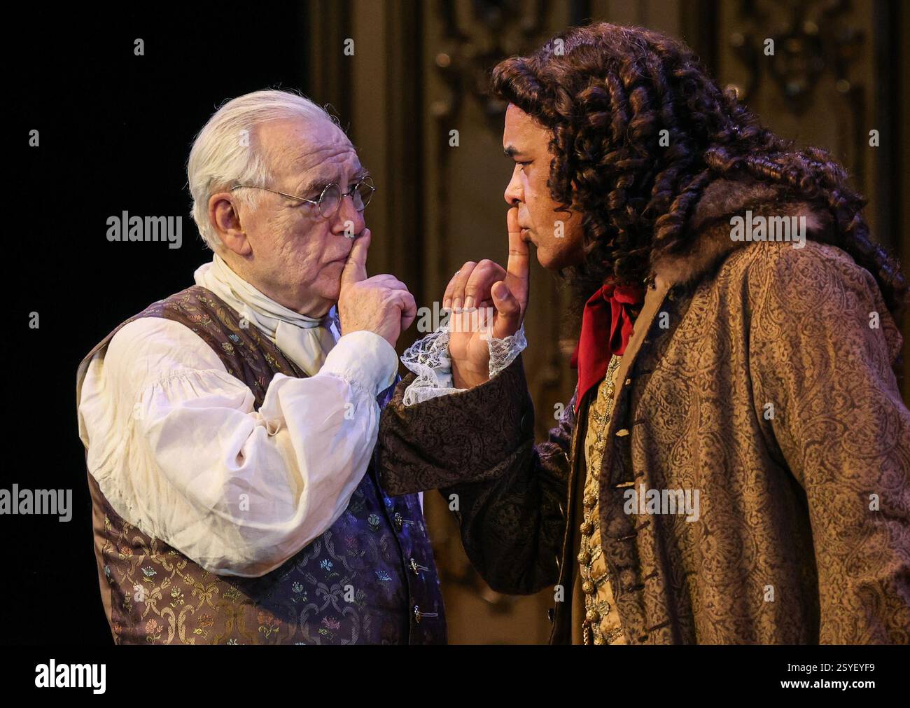 Brian Cox und Peter de Jersey wurden auf der Bühne während eines Fotoaufrufs für „The Score“ im Theatre Royal Haymarket in London gesehen. Stockfoto