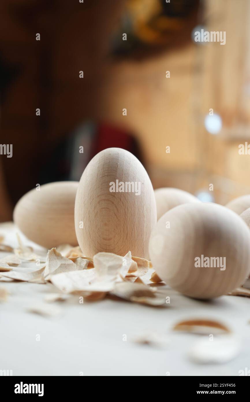 Natürliche Holzeier, mit natürlichem Hintergrund, mit Holzspänen. osterdekoration. Frühlingsfest. Stockfoto