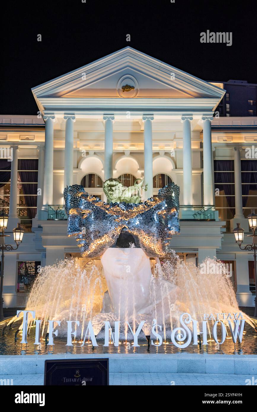 Ein Blick auf das Denkmal vor dem Theater House of the Tiffany's Show Pattaya in der Stadt Pattaya in der Provinz Chonburi in Thailand, Th Stockfoto