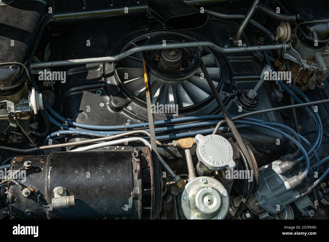 Ein luftgekühlter Motor im Heck einer klassischen Corvair-Limousine. Stockfoto