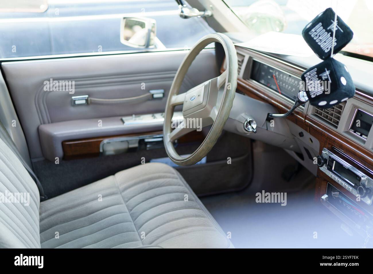 Iserlohn Gruermannscheide, NRW, Deutschland. Juli 2024. Das Interieur eines Oldtimer-Ford Crown Victoria auf einer Oldtimer-Ausstellung im Sommer. Stockfoto
