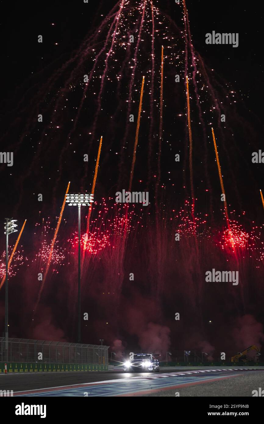 95 GELAEL Sean (ina), LEUNG Darren (gbr), SATO Marino (jpn), United Autosports, McLaren 720S GT3 Evo #95, LM GT3, 12 LYNN Alex (gbr), NATO Norman (fra), STEVENS will (gbr), Cadillac Hertz Team Jota, Cadillac V-Series. R #12, Hypercar, Action, karierte Flagge, drapeau a damier während der Qatar 1812 KM, 1. Runde der FIA Langstrecken-Weltmeisterschaft 2025, vom 25. Bis 28. Februar 2025 auf dem Losail International Circuit in Lusail, Katar Stockfoto