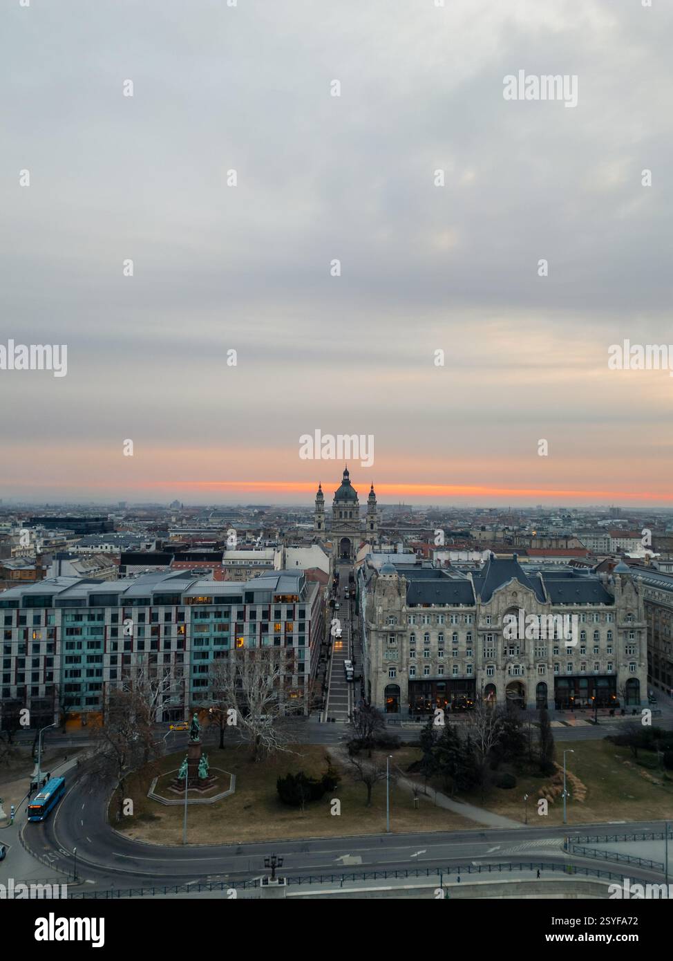 17.02.2024, Budapest. Genießen Sie den atemberaubenden Blick auf Budapests Stadtzentrum bei Sonnenaufgang, mit Blick auf den Stephansdom und den Gresham-Palast Stockfoto
