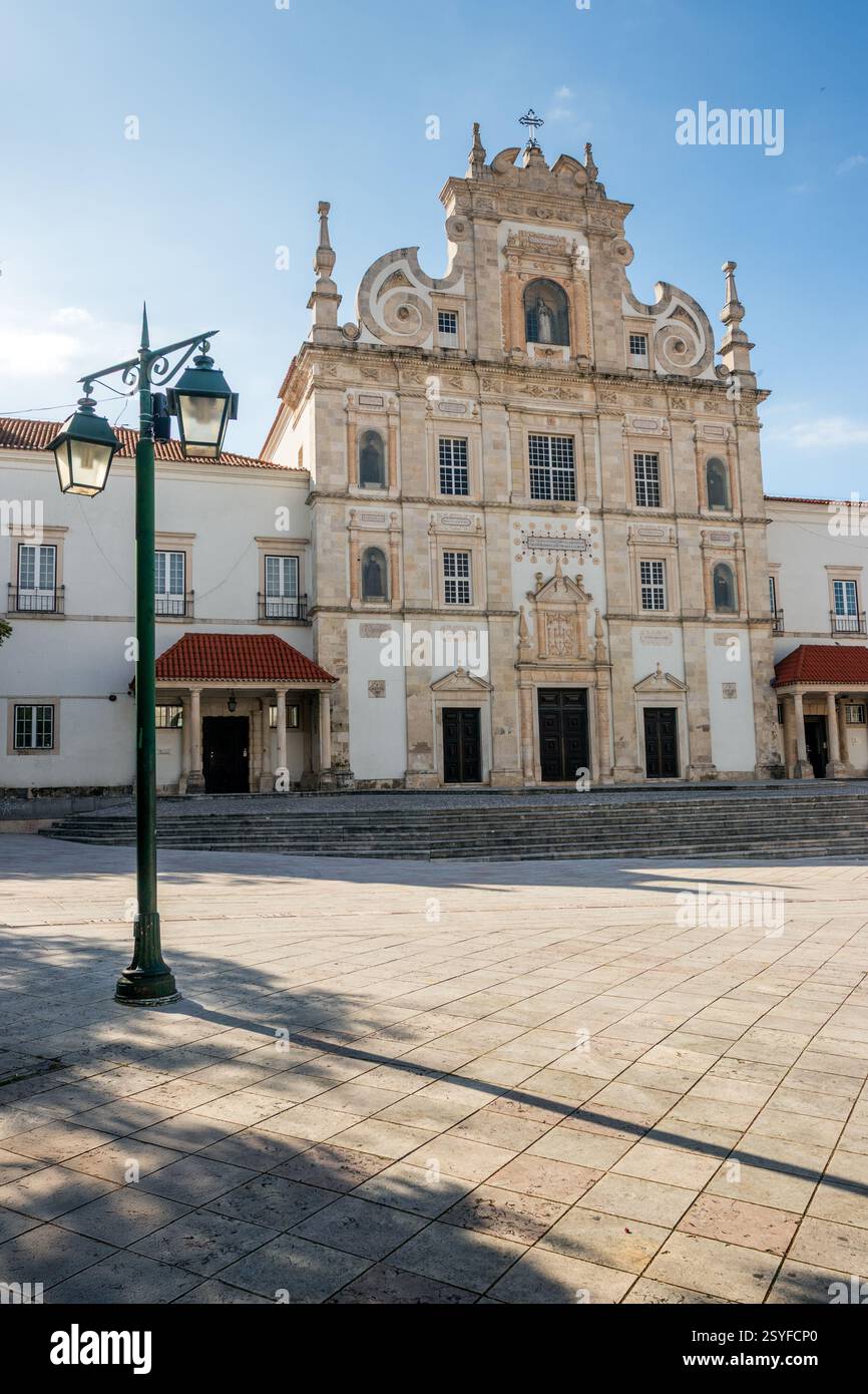 Hauptfassade der Kathedrale von Santarém in Portugal. Stockfoto
