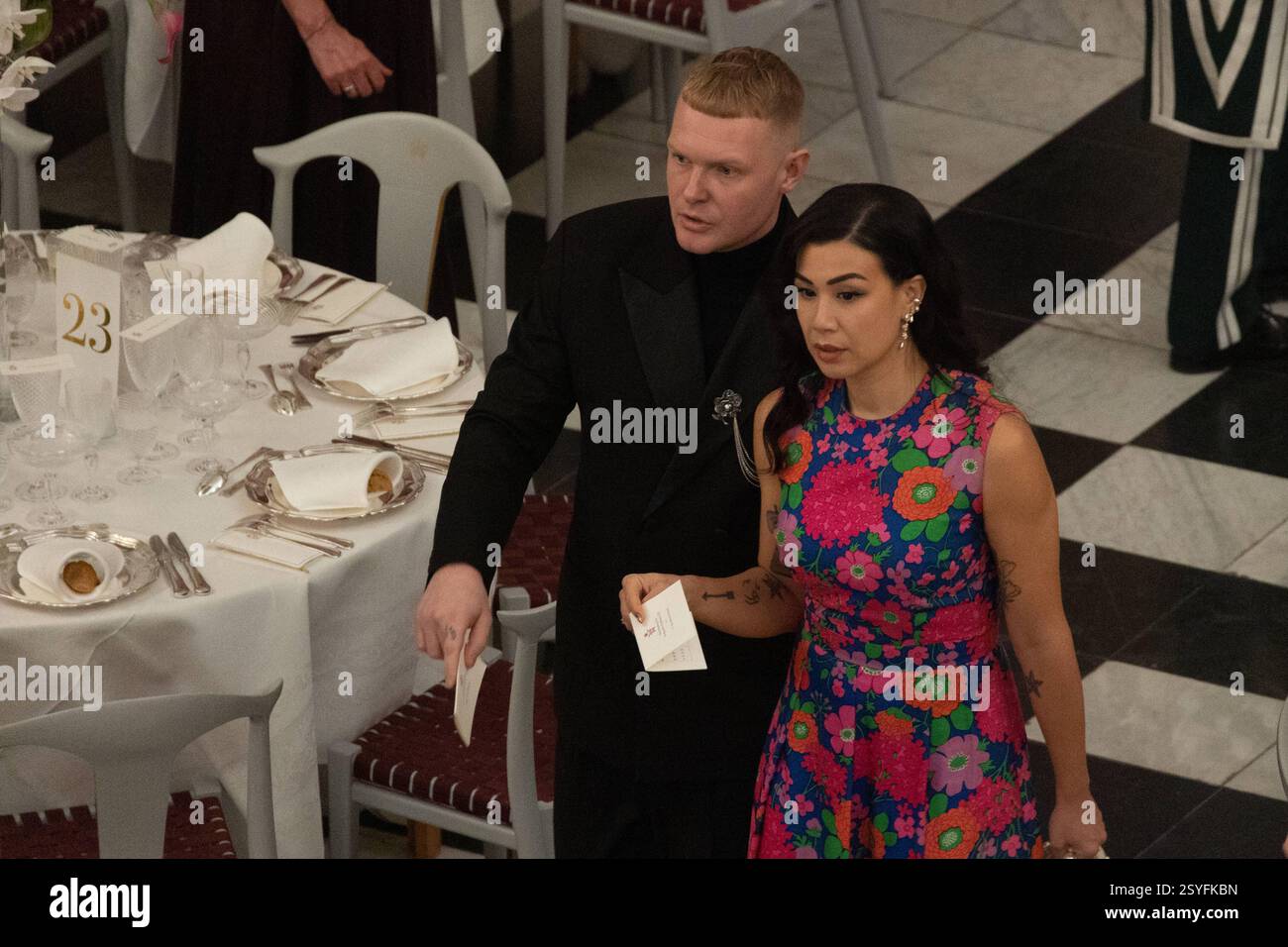 Die dänische Sängerin und Songwriterin Niels Brandt L und Dina Marinelli Brandt R kommen zu einer Abendparty für Vertreter aus Kunst und Kultur. Die Gäste sind zum Abendessen und zur Unterhaltung in Riddersalen im Schloss Christiansborg eingeladen. Moderiert von HM King Frederik und HM Queen. Kopenhagen Dänemark Copyright: XKristianxTuxenxLadegaardxBergx 2E6A5050 Stockfoto