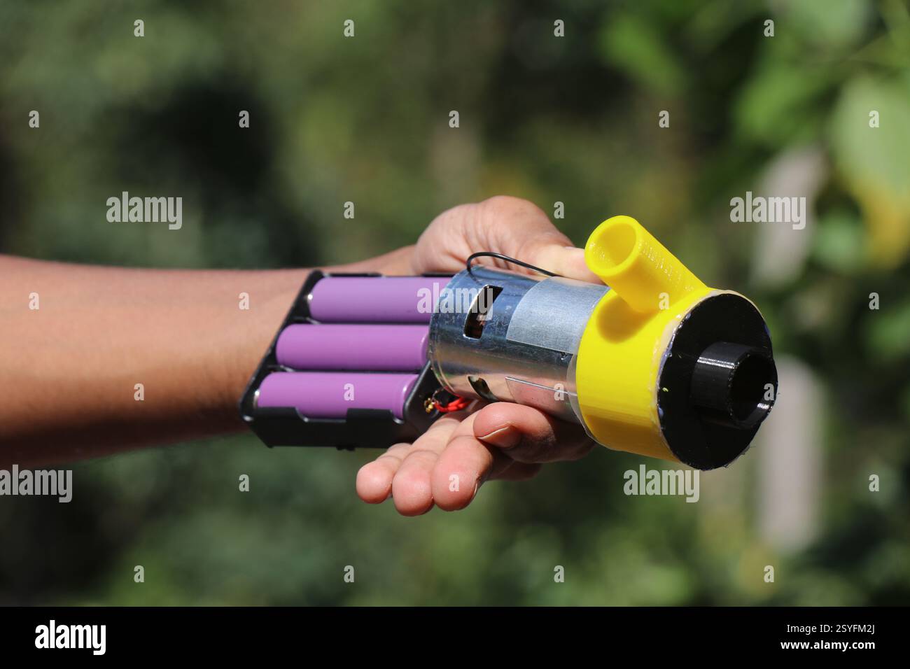 Kleine Pumpe in der Hand mit Batteriepack. Wasserpumpe in Zentrifugalausführung mit 3D-Drucktechnologie Stockfoto