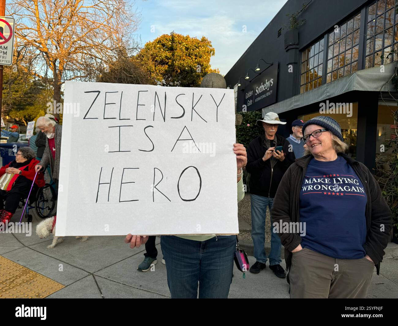 Amerikaner protestierten gegen das Trump-Regime nach seinem Treffen mit Zelensky am Freitag, den 28. Februar 2025 an der Ecke Ashby und College Avenue im Jahr ... - Smartphone-aufgenommenes Stockfoto