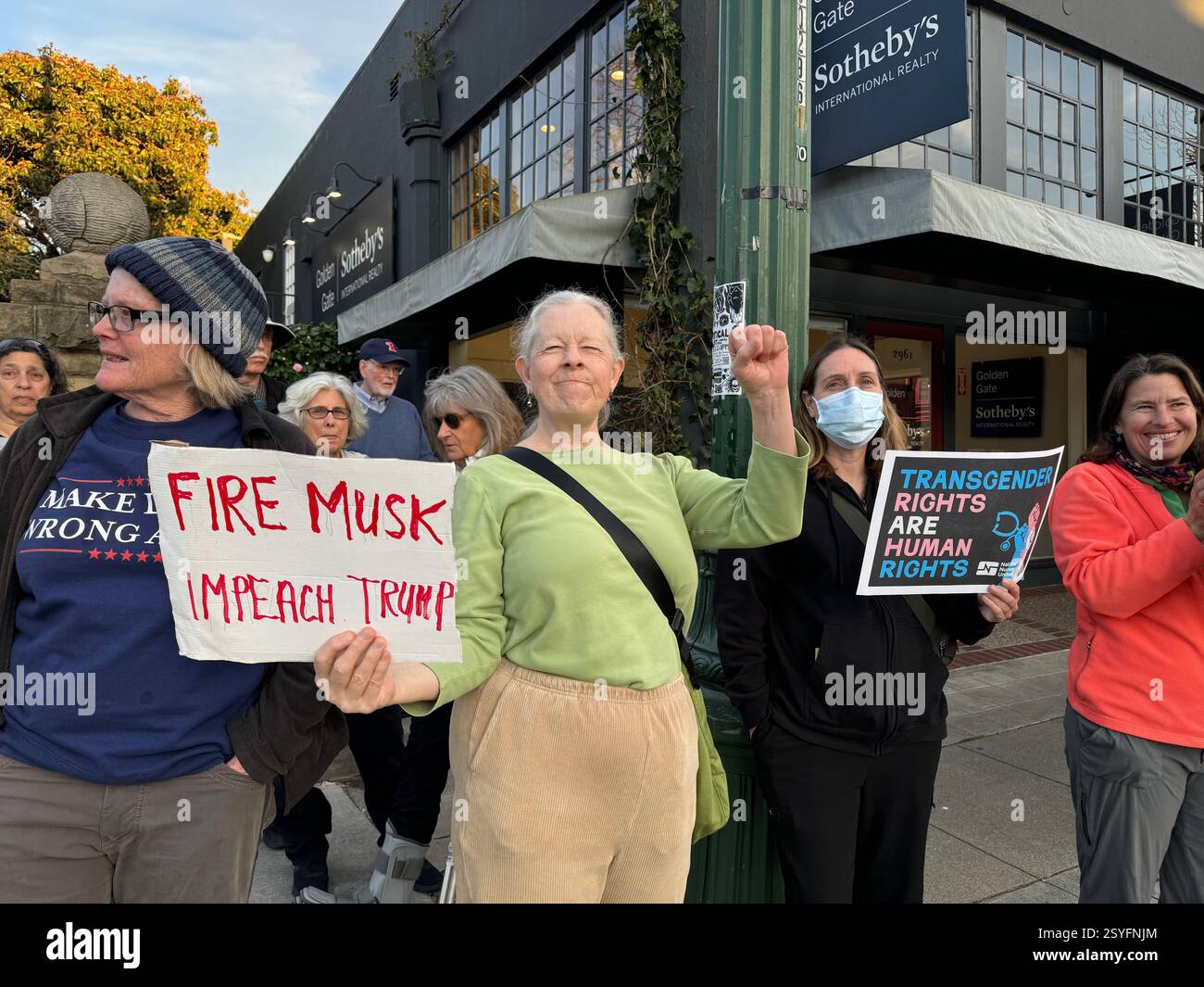 Amerikaner protestierten gegen das Trump-Regime nach seinem Treffen mit Zelensky am Freitag, den 28. Februar 2025 an der Ecke Ashby und College Avenue im Jahr ... - Smartphone-aufgenommenes Stockfoto