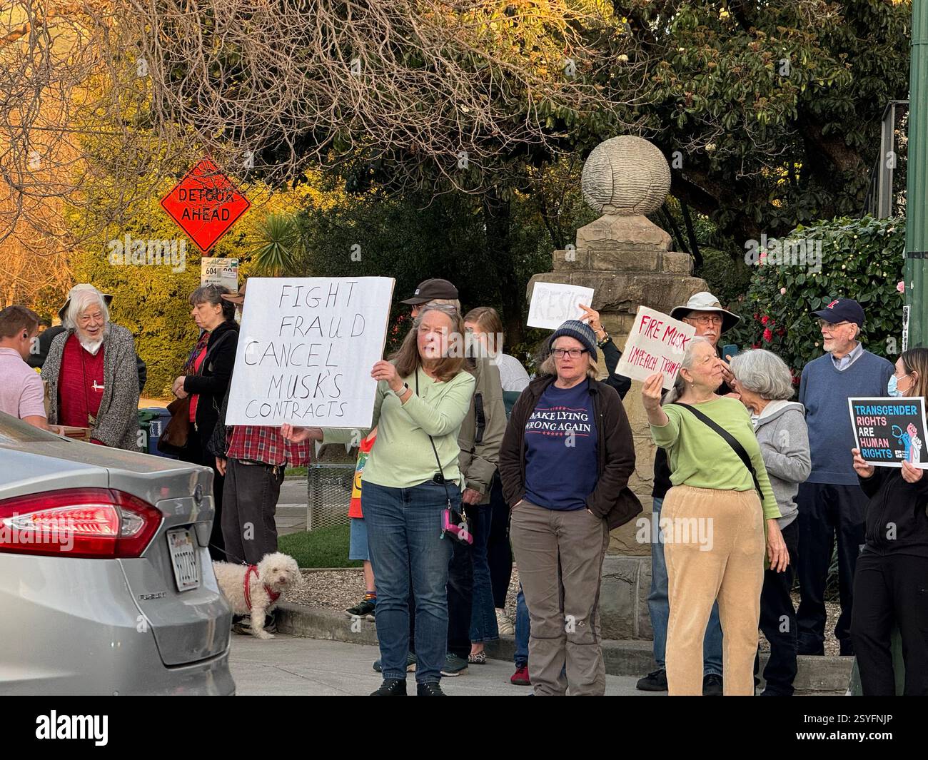 Amerikaner protestierten gegen das Trump-Regime nach seinem Treffen mit Zelensky am Freitag, den 28. Februar 2025 an der Ecke Ashby und College Avenue im Jahr ... - Smartphone-aufgenommenes Stockfoto