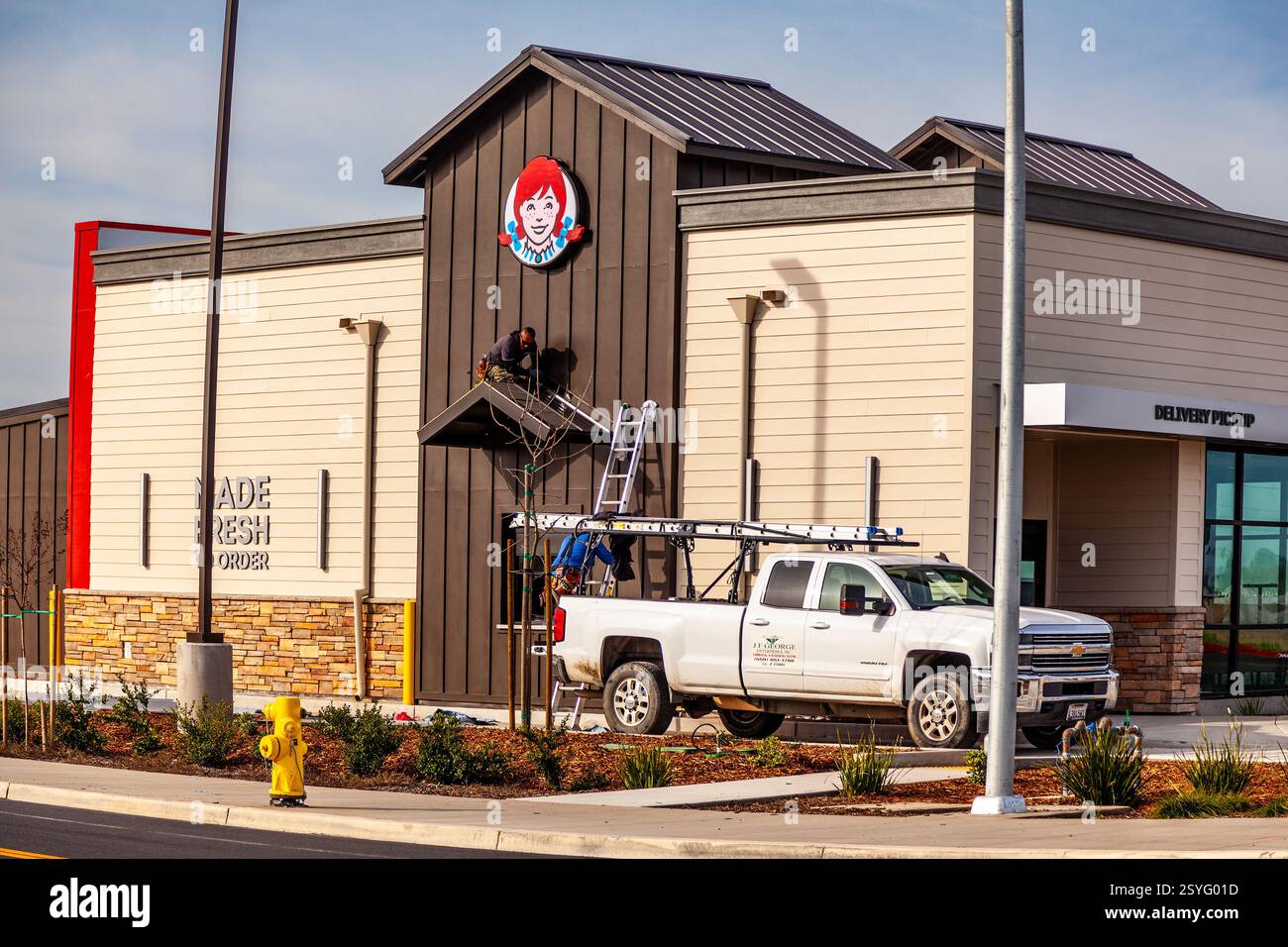 Die Handwerker haben einem neuen Wendy's Restaurant in Riverbank, Kalifornien, USA, den letzten Schliff gegeben Stockfoto