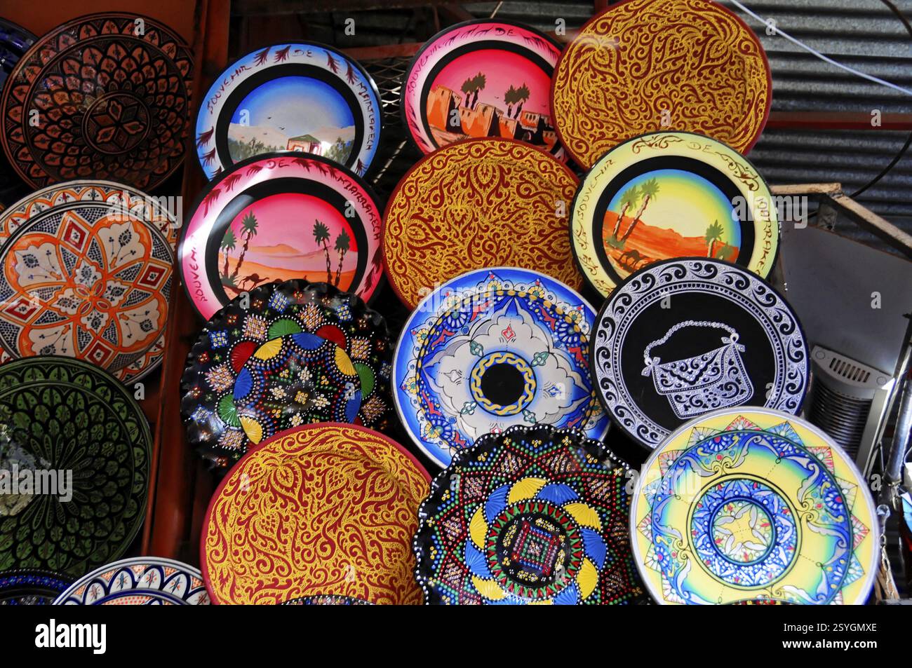 UNESCO-Weltkulturerbe, Marrakesch, Marokko, Afrika, farbenfrohe handgemachte Teller mit arabischen Mustern an einem Marktstand, Afrika Stockfoto UNESCO-Weltkulturerbe, Marrakesch, Marokko, Afrika, farbenfrohe handgemachte Teller mit arabischen Mustern an einem Marktstand, Afrika Stockfoto