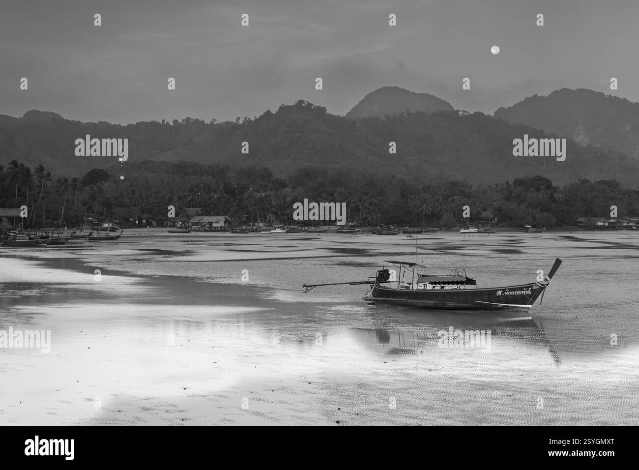 Vor Sonnenaufgang liegen Longtail-Boote bei Ebbe im Hafen von Sivalai Beach, Koh Mook Island, Provinz Satun, Südthailand, Thailand, Asien Stockfoto