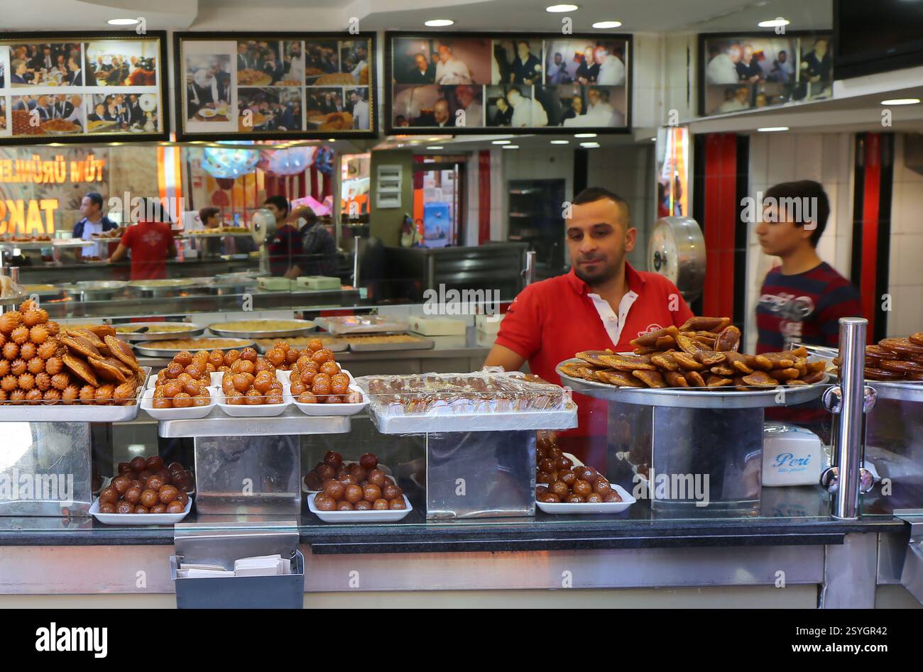 Adana, Türkei-04. November 2015: Dessert Shop mit leckeren Desserts und unbekannten Mitarbeitern Stockfoto