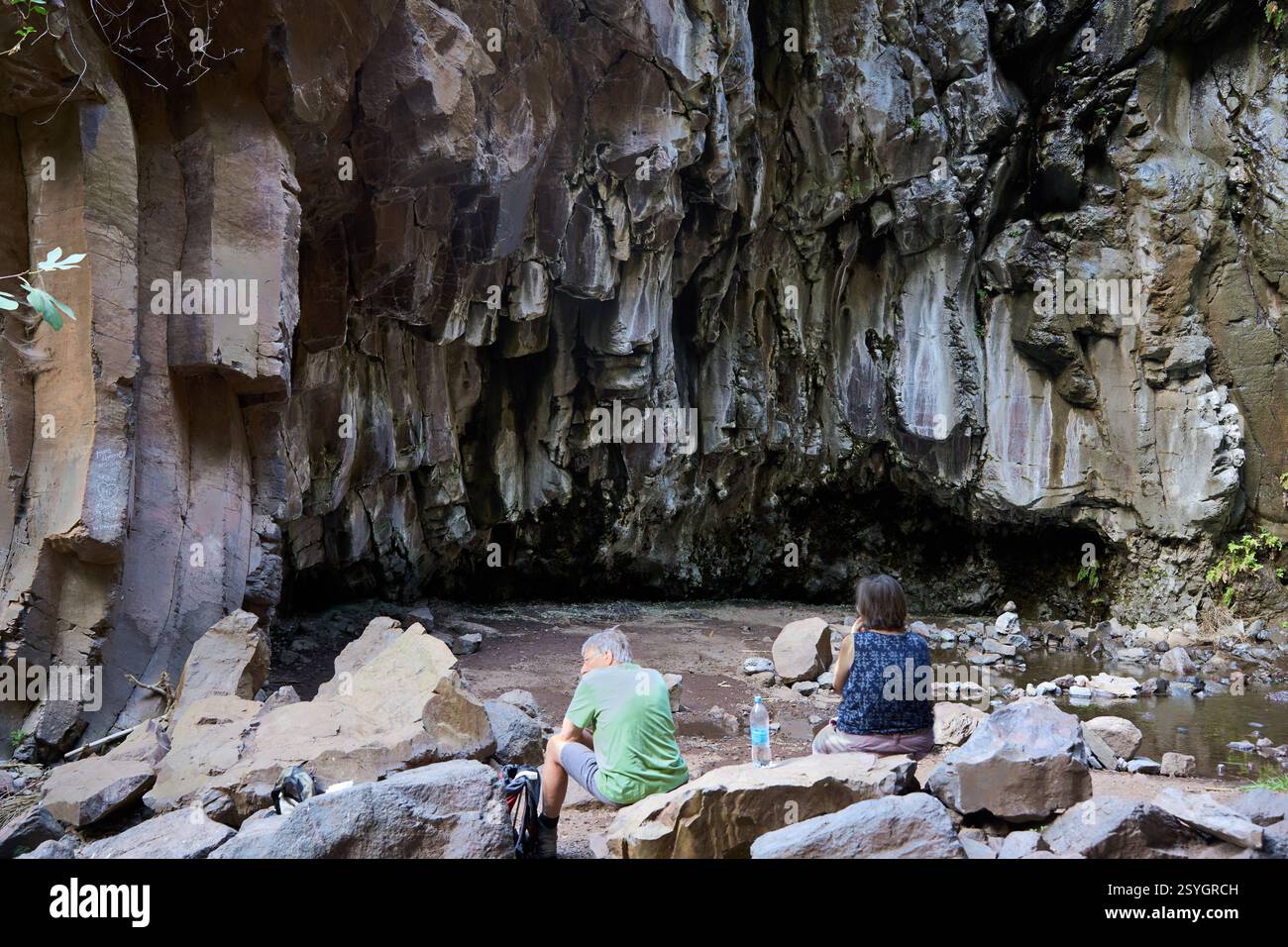 Wanderer rasten am Wasserfall, Salto de Agua, Cascada de Arure, Barranco de Arure, bei El Guro im Valle Gran Rey, La Gomera, Kanarische Inseln Stockfoto
