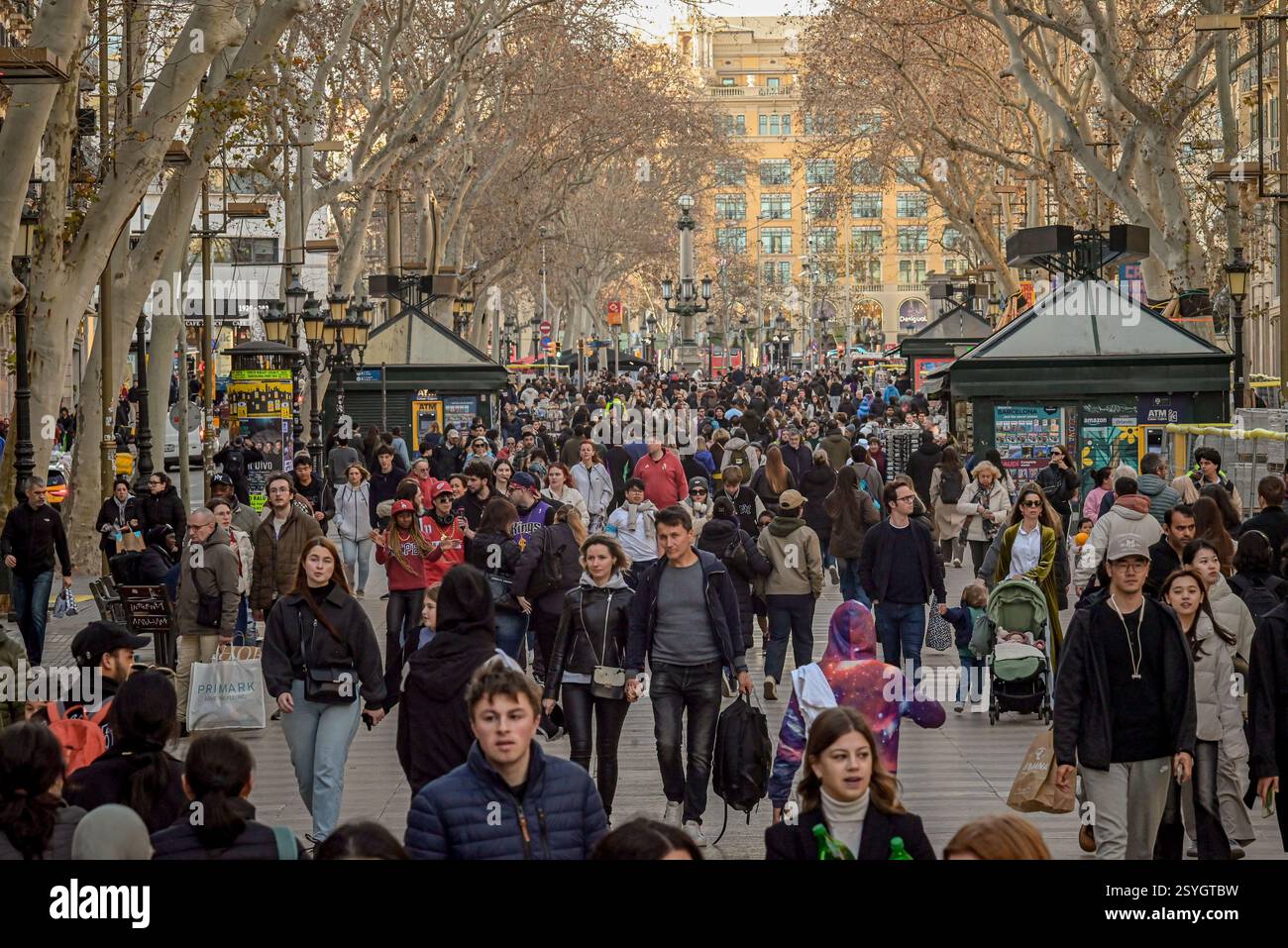 An diesem Freitagabend schlendern die Leute entlang der Rambla Avenue in Barcelona. Stockfoto
