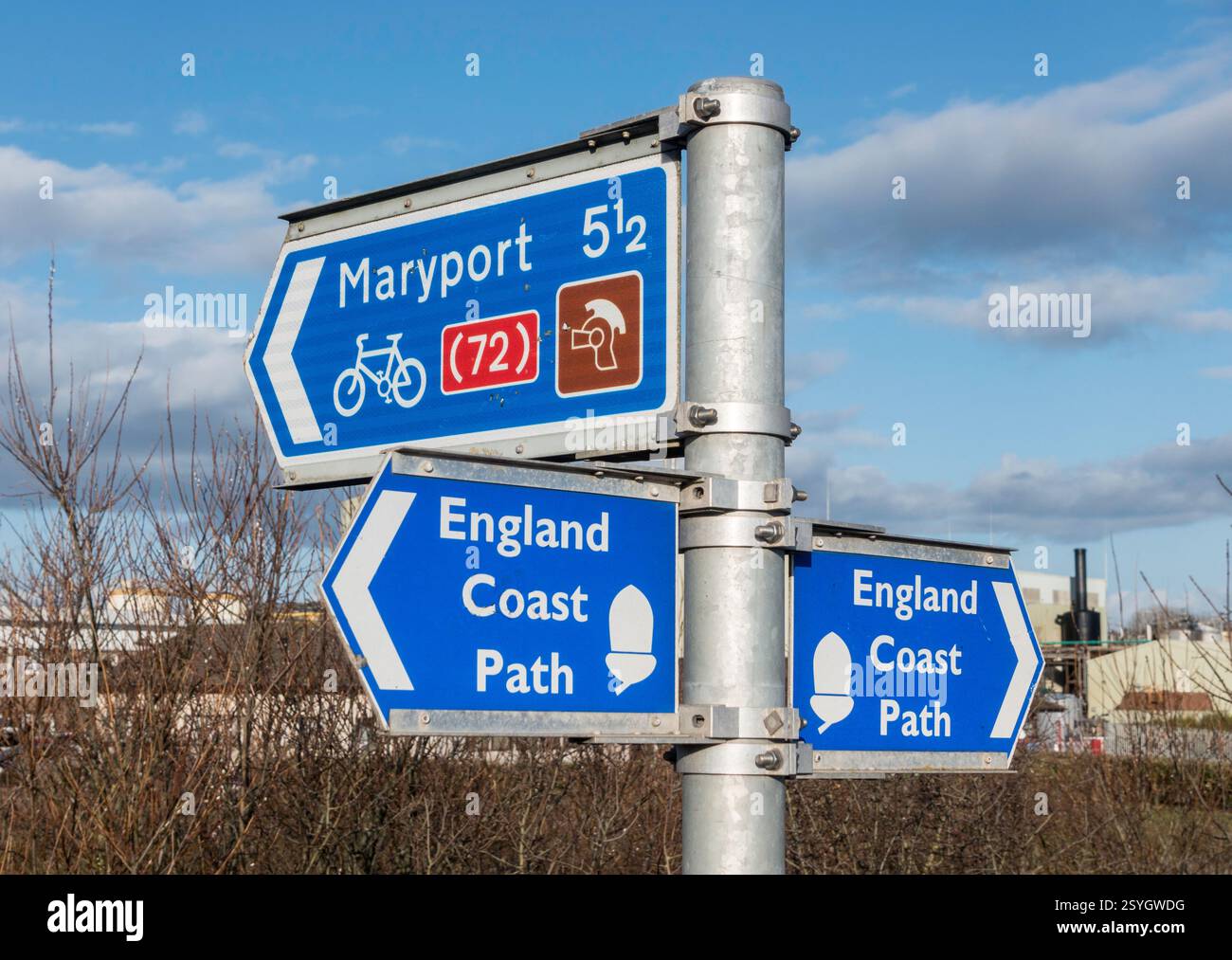 Schild für den England Coast Path und Maryport Fahrradroute in Workington, Cumbria, England Stockfoto