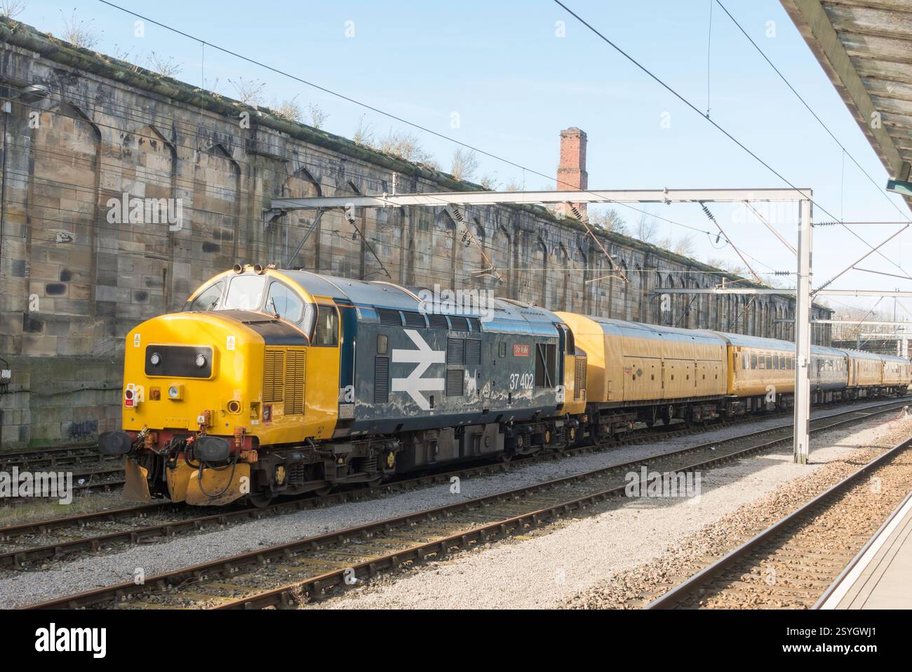1960 baute die Diesellokomotive 37402 Oor Wullie der Baureihe 37 mit einem Network Rail-Wartungszug im Bahnhof Carlisle, Cumbria, England Stockfoto