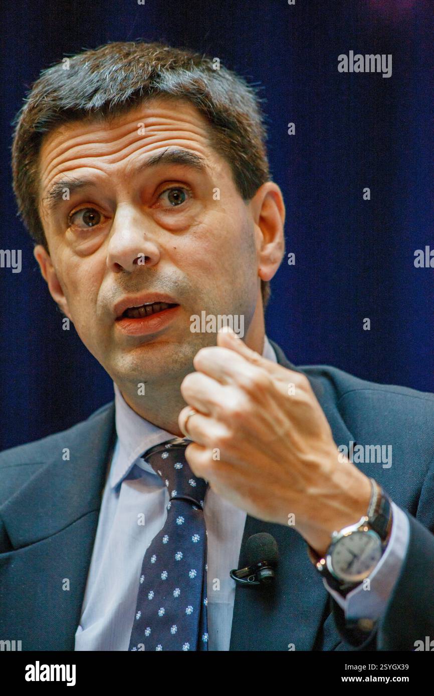 Vítor Louçã Rabaca Gaspar, portugiesischer Ökonom und ehemaliger Finanzminister bei einer Podiumsdebatte auf der jährlichen IWF-Tagung in Washington DC. Stockfoto