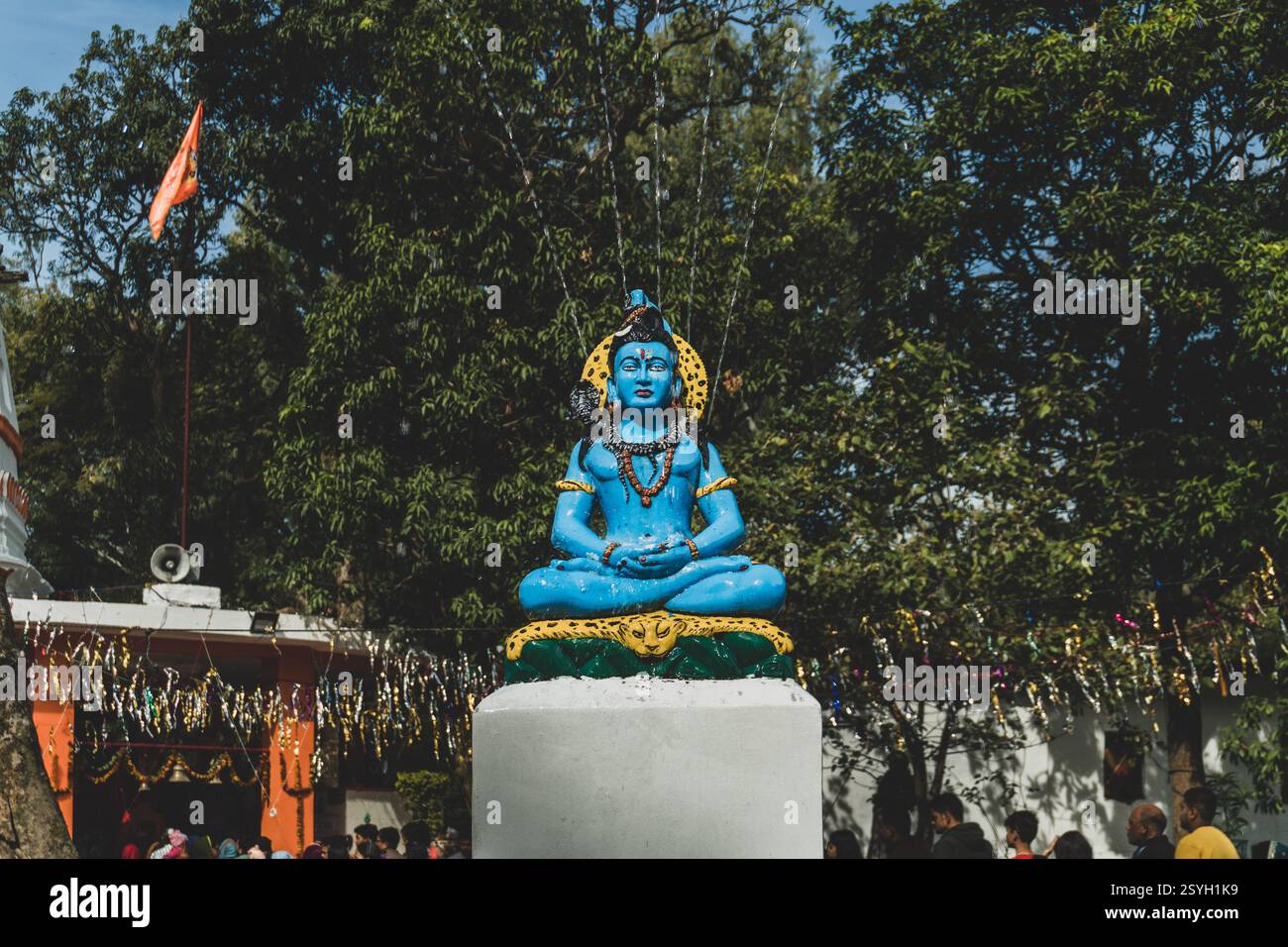 1. März 2025, Dehradun Indien. Eine wunderschöne Lord Shiva blaue Steinskulptur mit einem Brunnen, der während des MAH von oben die Ganga darstellt Stockfoto